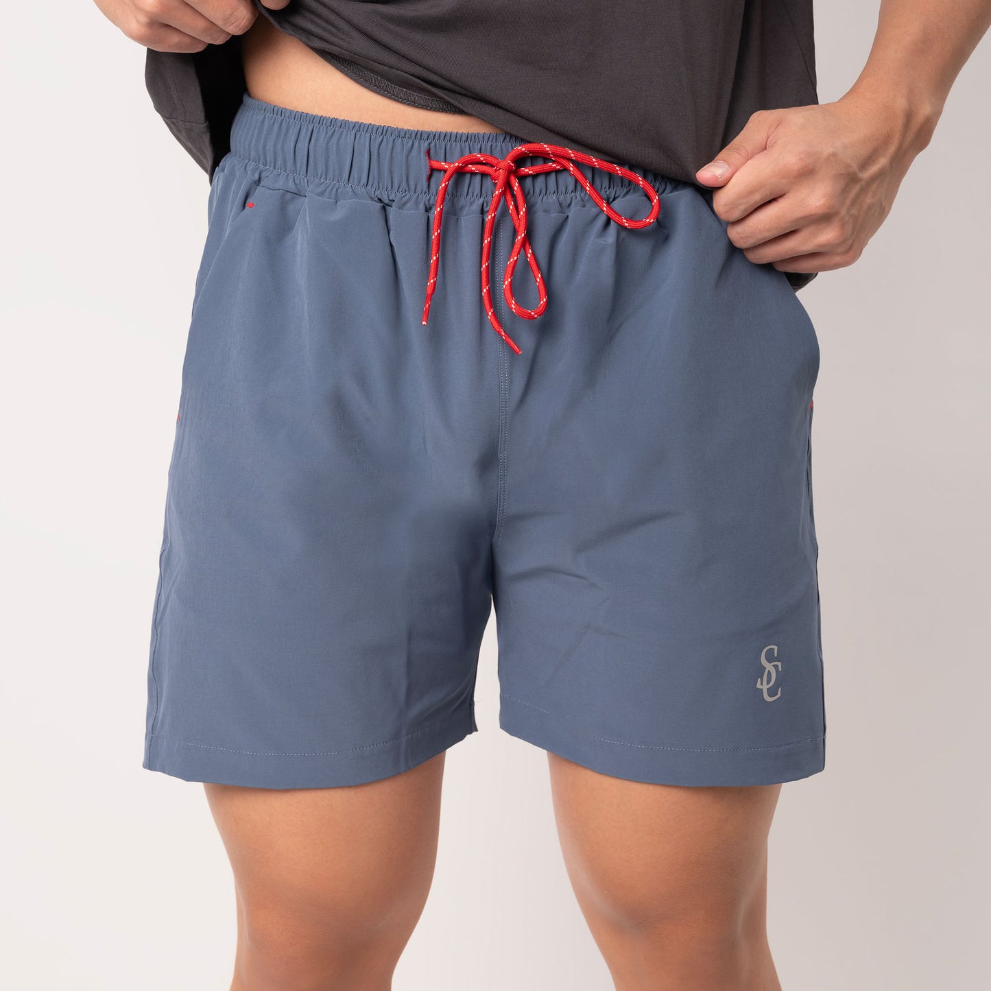 above-knee casual shorts with D-ring