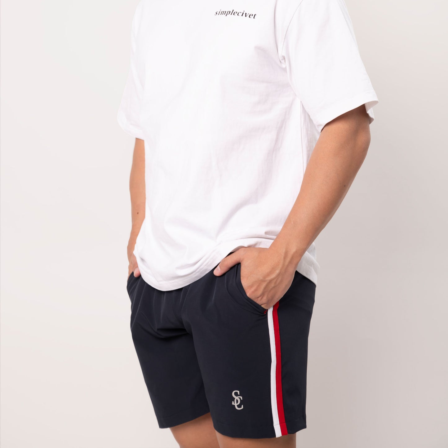 above-knee casual shorts with D-ring